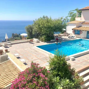 terra-rossa-residence.taorminaitalyhotels.com/